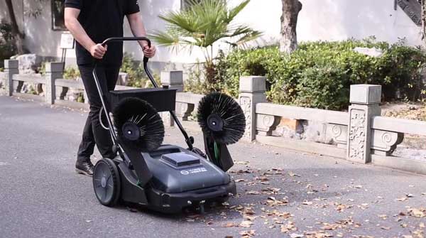 操作工業(yè)手推式掃地機的8個技巧 操作工業(yè)手推式掃地機的8個技巧