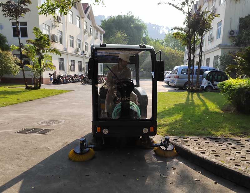 工業(yè)掃地機(jī)和洗地機(jī)相對于手動(dòng)清潔的優(yōu)勢 工業(yè)掃地機(jī)和洗地機(jī)相對于手動(dòng)清潔的優(yōu)勢