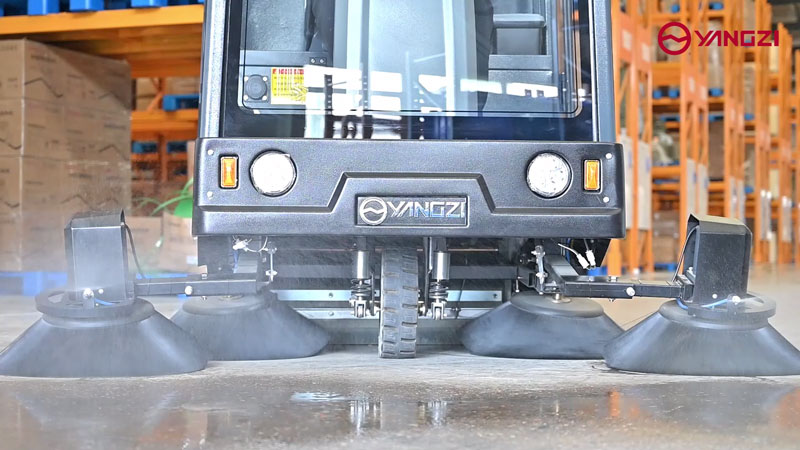 學(xué)校:使用洗地機和掃地機清潔地板 學(xué)校:使用洗地機和掃地機清潔地板