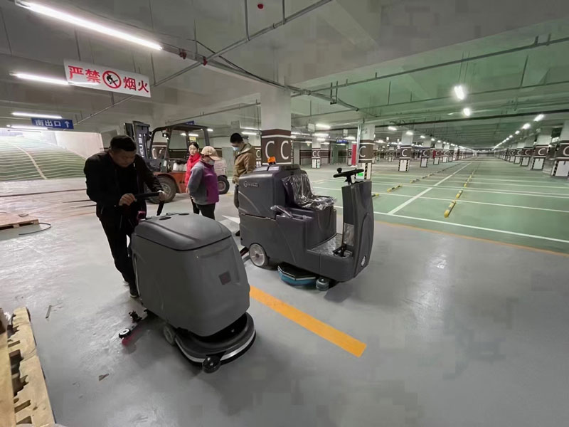 采用電池式全自動洗地機，易于清潔消毒，節省時間和人工成本！