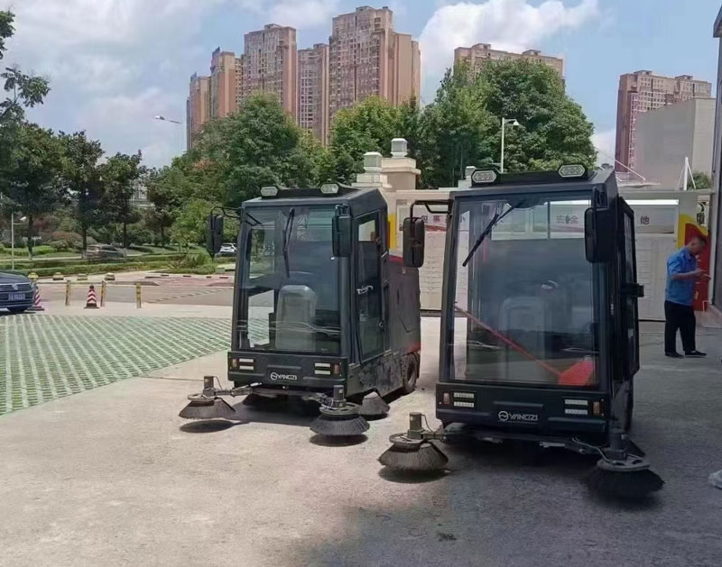 為什么越來越多的工廠選擇工業掃地機