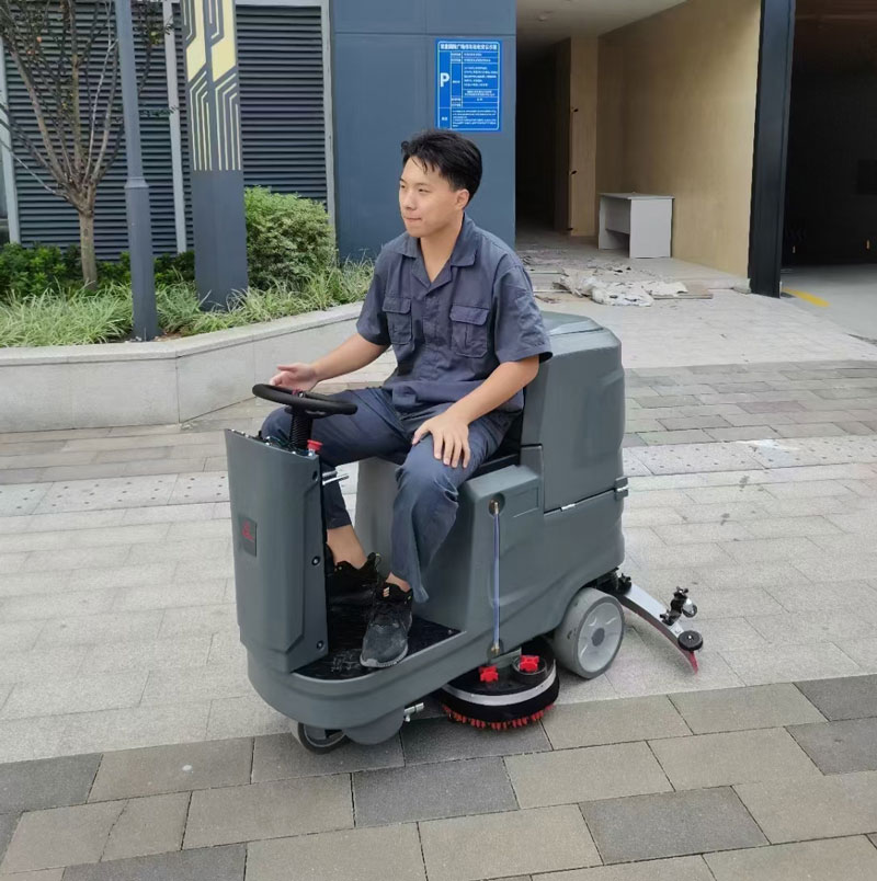 清潔體育館地板-工業洗地機