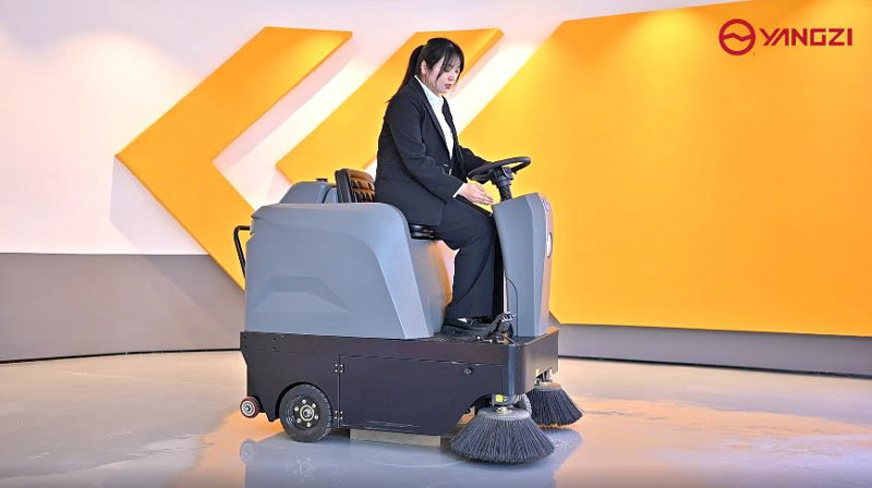 工業(yè)掃地機(jī)在維護(hù)中發(fā)揮著關(guān)鍵作用 工業(yè)掃地機(jī)在維護(hù)中發(fā)揮著關(guān)鍵作用