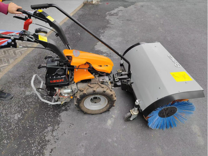 立冬剛過,小型掃雪機來了 立冬剛過,小型掃雪機來了