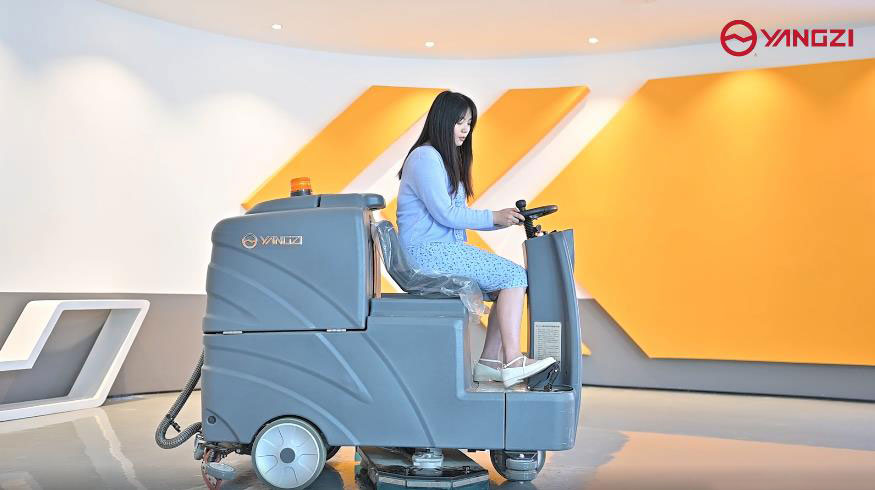 使用駕駛式洗地機的注意事項 使用駕駛式洗地機的注意事項