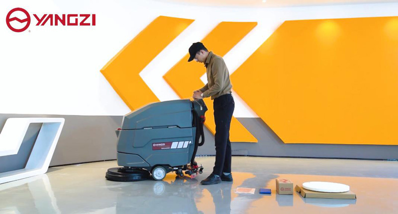 與傳統(tǒng)拖地相比，使用手推式洗地機(jī)有5個(gè)好處