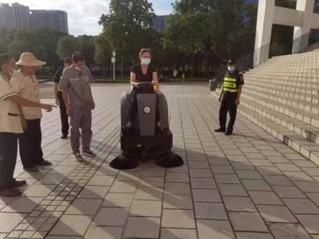 駕駛式掃地機 YZ-S4