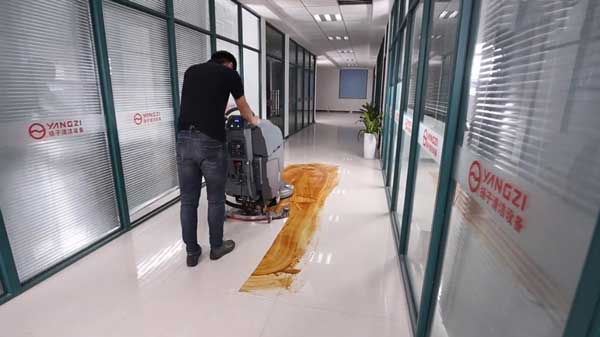 不同辦公樓地面適合的洗地機(jī)(圖1) 手推式洗地機(jī)